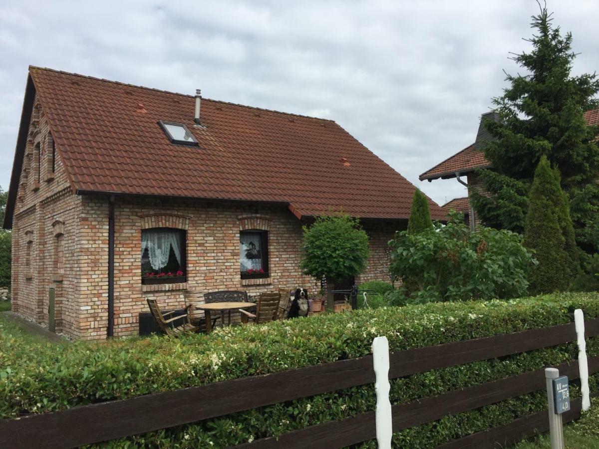 Ferienhaus Und Ferienwohnung Eichhorn 브리게 외부 사진